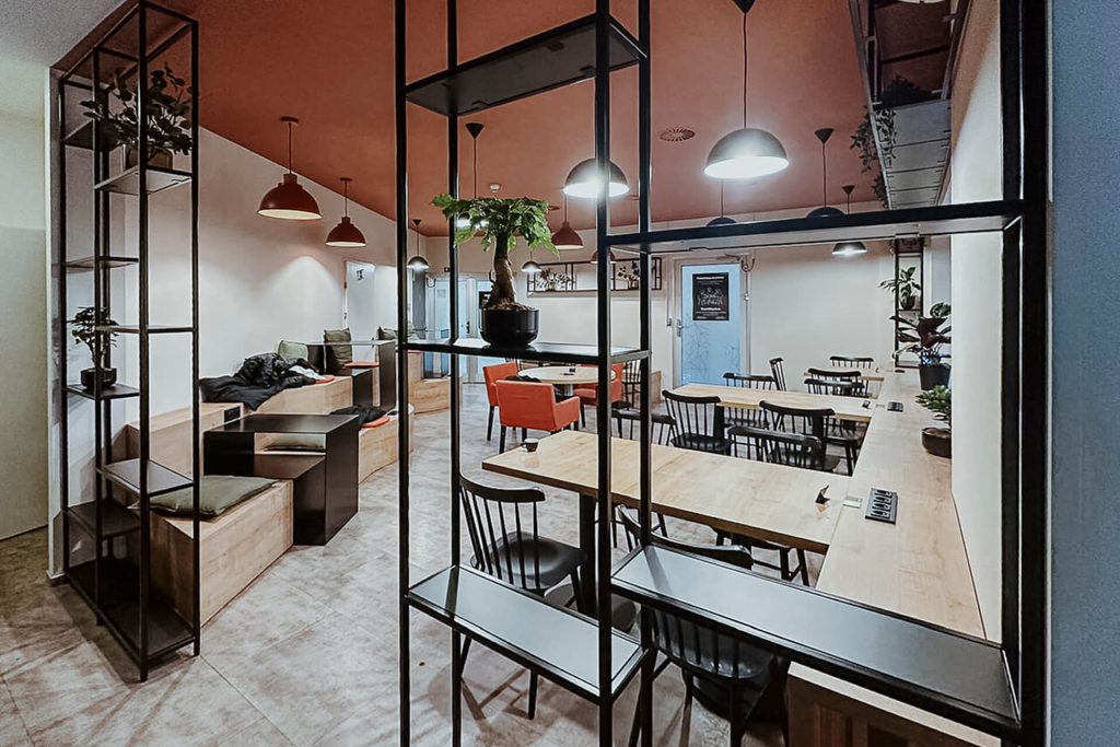 Interiér kavárny Cafedu v Praze